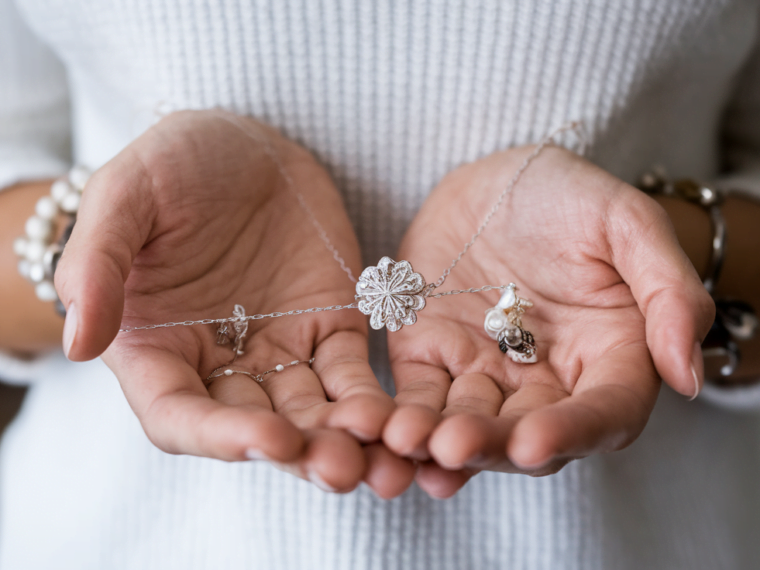 (ERROR) Creative Gift Ideas for Mom: From Personalized Jewelry to Spa Days and More